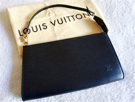 louis vuitton black epi leather pochette